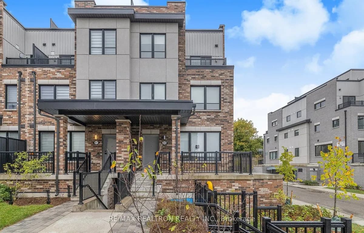 Condo Townhouse 4 bedroom 3 bathroom at 40 Baynes Way in Bradford West Gwillimbury - MLS# N9365253