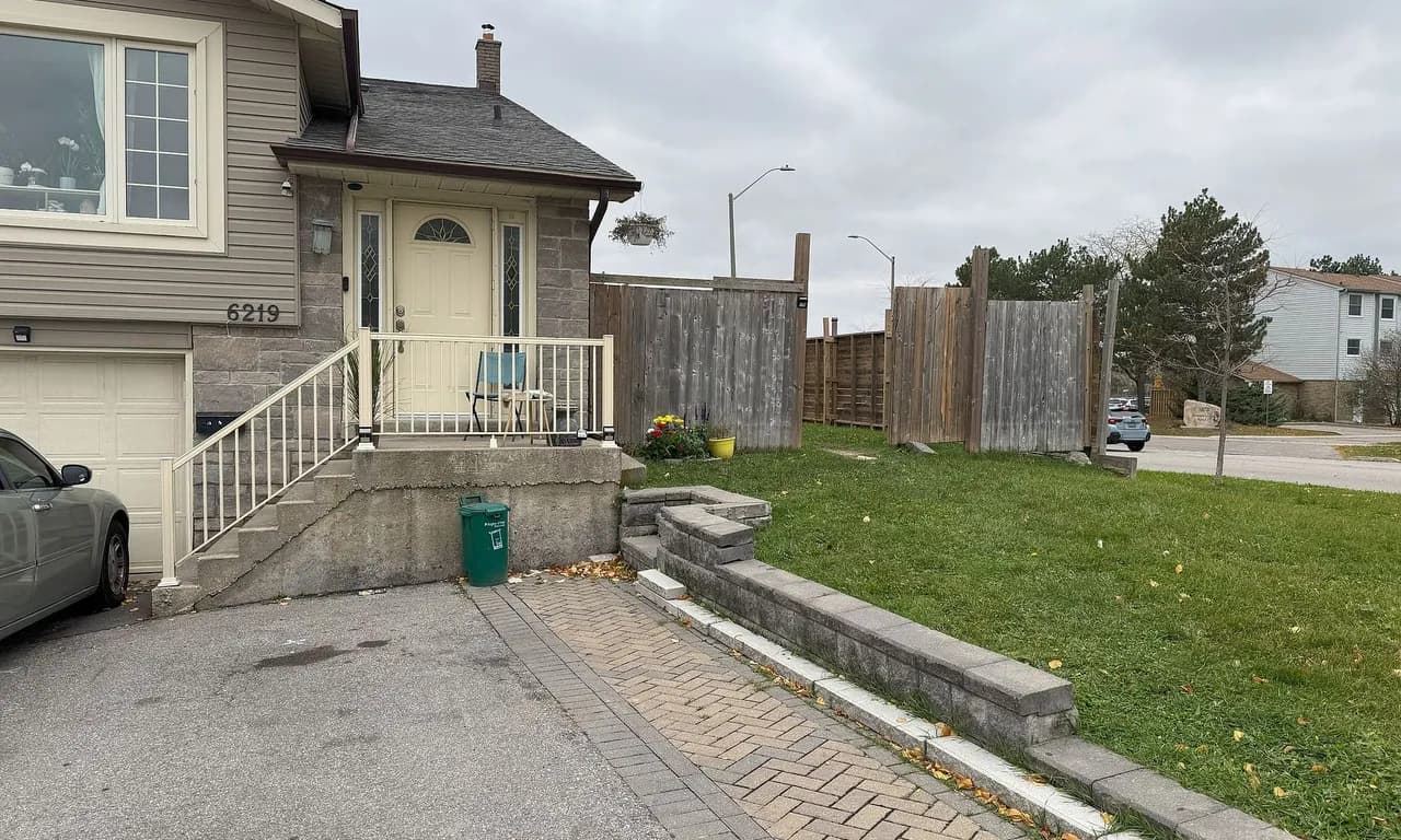 Semi-Detached 1 bedroom 1 bathroom at 6219 Atherly Cres in Mississauga - MLS# W11884971