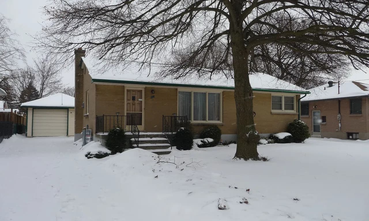 Detached 3 bedroom 1 bathroom at 198 Dawn Dr in London - MLS# X11938919