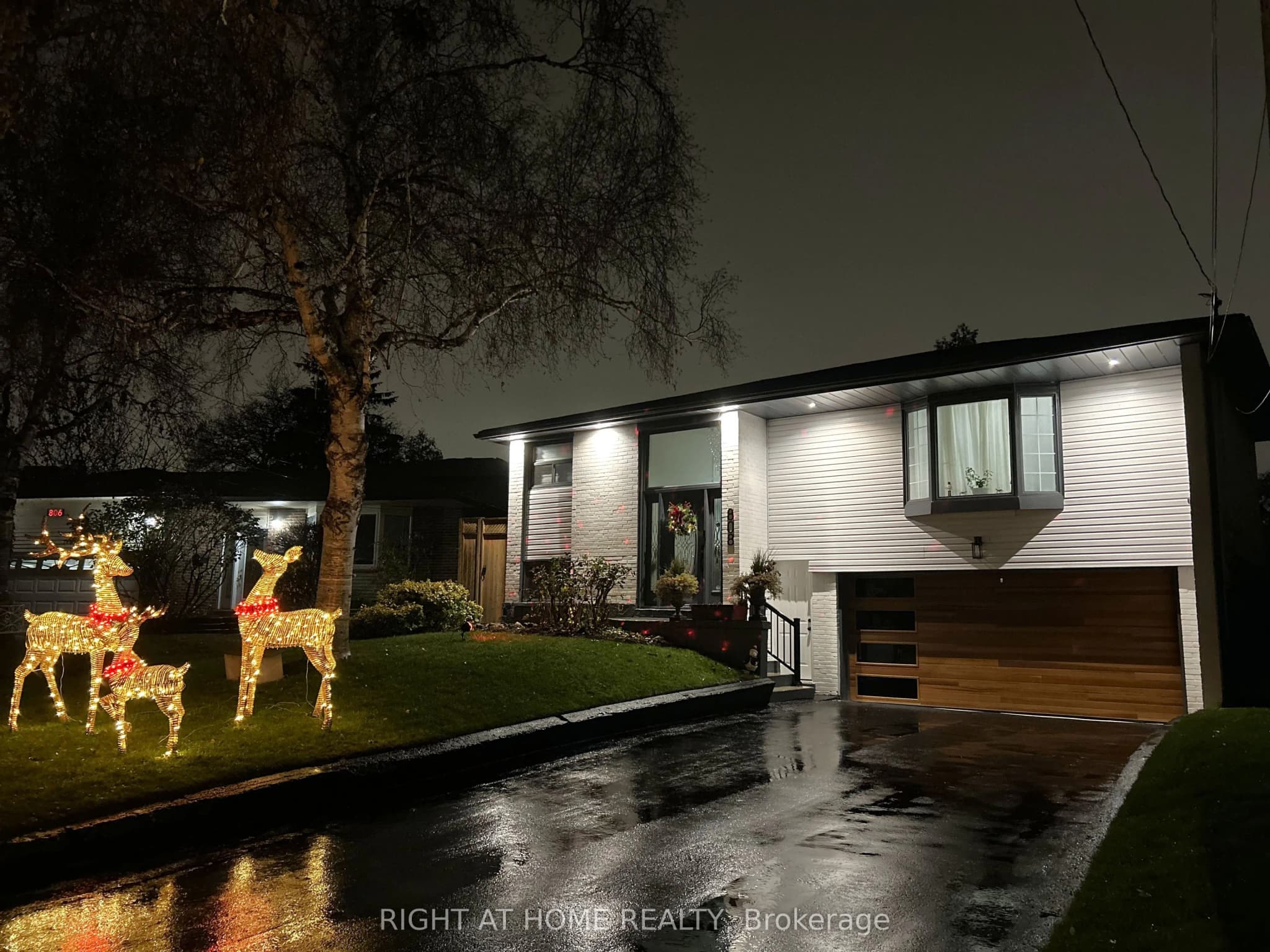 Detached 5 bedroom 3 bathroom at 808 Sanok Drive in Pickering - MLS# E12580476