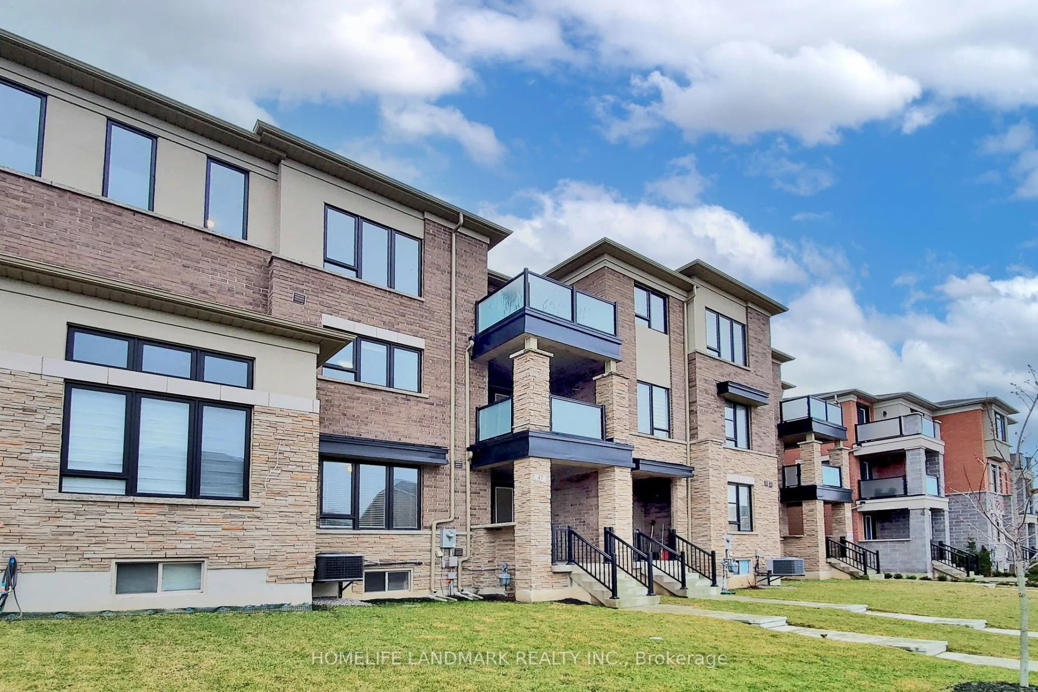 Att/Row/Townhouse 4 bedroom 4 bathroom at 47 Sparks Street in Aurora - MLS# N12475292