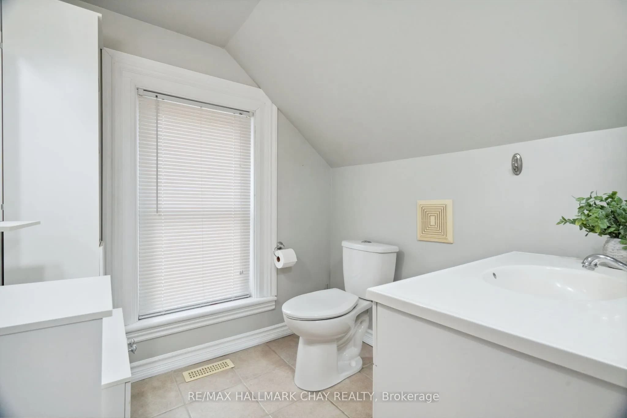 Detached 2 bedroom 2 bathroom at 2088 Victoria Street in Innisfil - MLS# N12587486