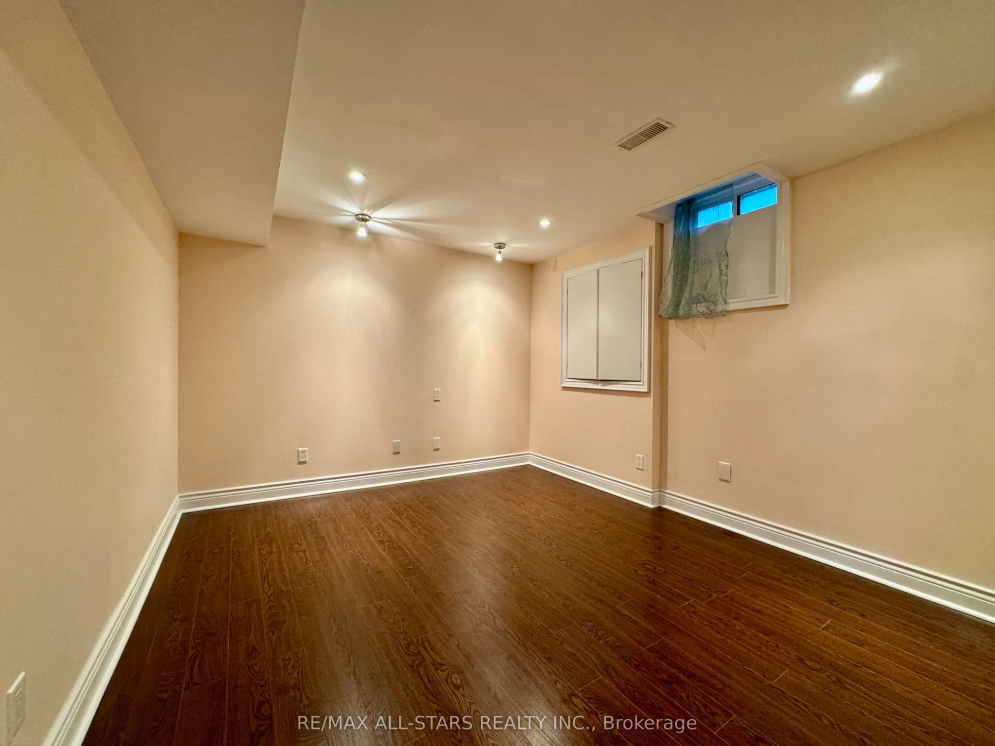 Detached 6 bedroom 4 bathroom at 26 Belgrave Square in Markham - MLS# N12590266