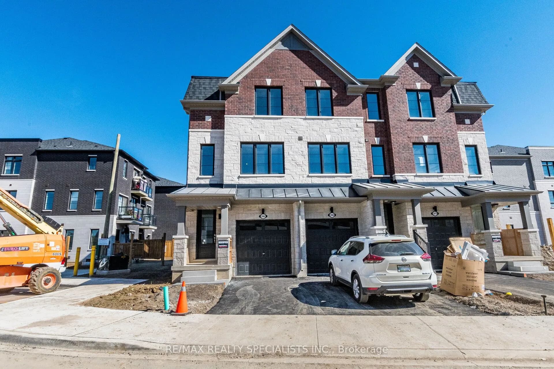 Att/Row/Townhouse 4 bedroom 4 bathroom at 5966 Saigon Street in Mississauga - MLS# W12549800
