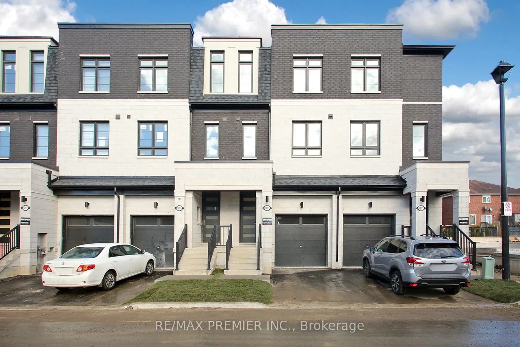 Att/Row/Townhouse 4 bedroom 4 bathroom at 5893 Saigon Street in Mississauga - MLS# W12574356