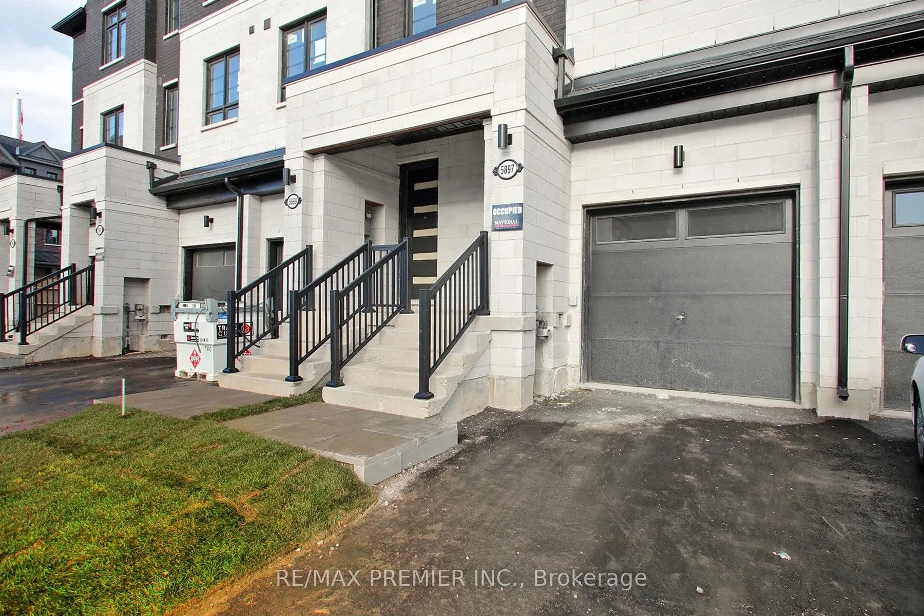 Att/Row/Townhouse 4 bedroom 4 bathroom at 5897 Saigon Street in Mississauga - MLS# W12576524