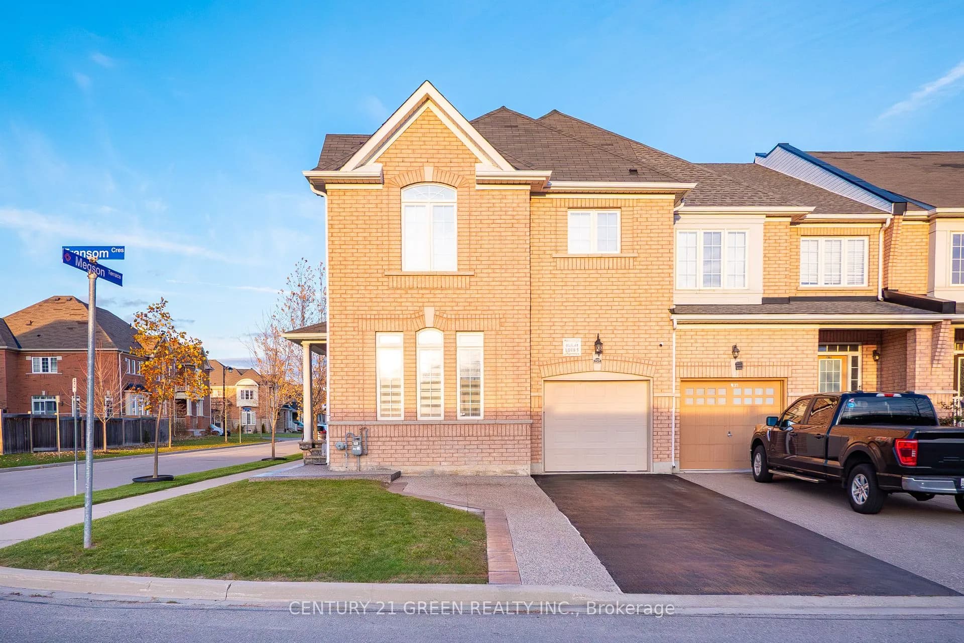 Att/Row/Townhouse 4 bedroom 6 bathroom at 929 TRANSOM Crescent in Milton - MLS# W12580840