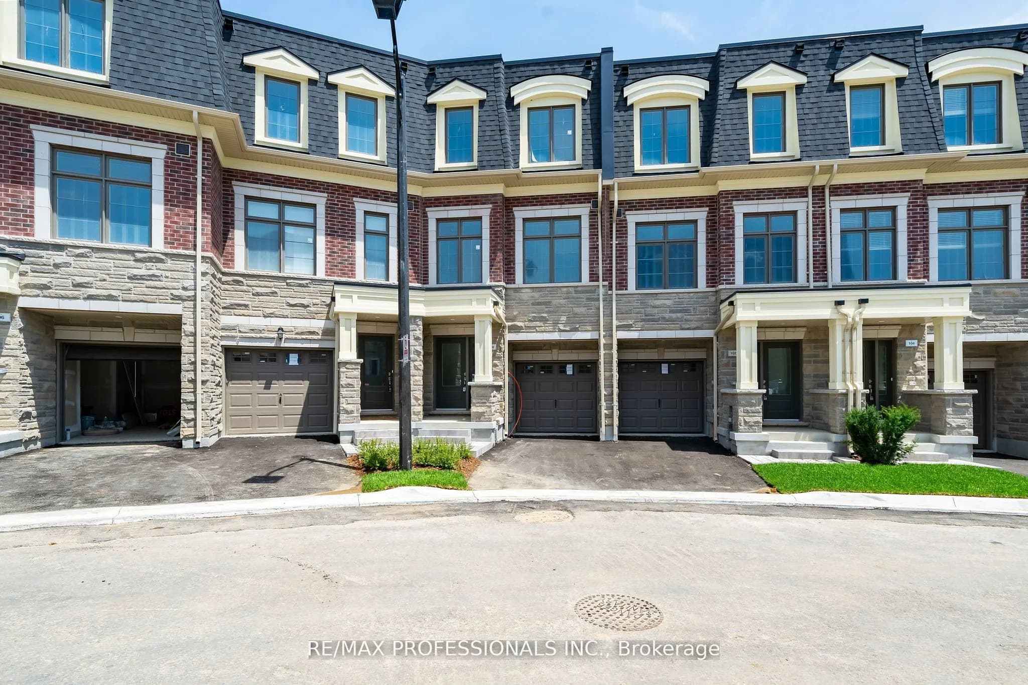 Att/Row/Townhouse 3 bedroom 4 bathroom at 100 Salina Street in Mississauga - MLS# W12581490