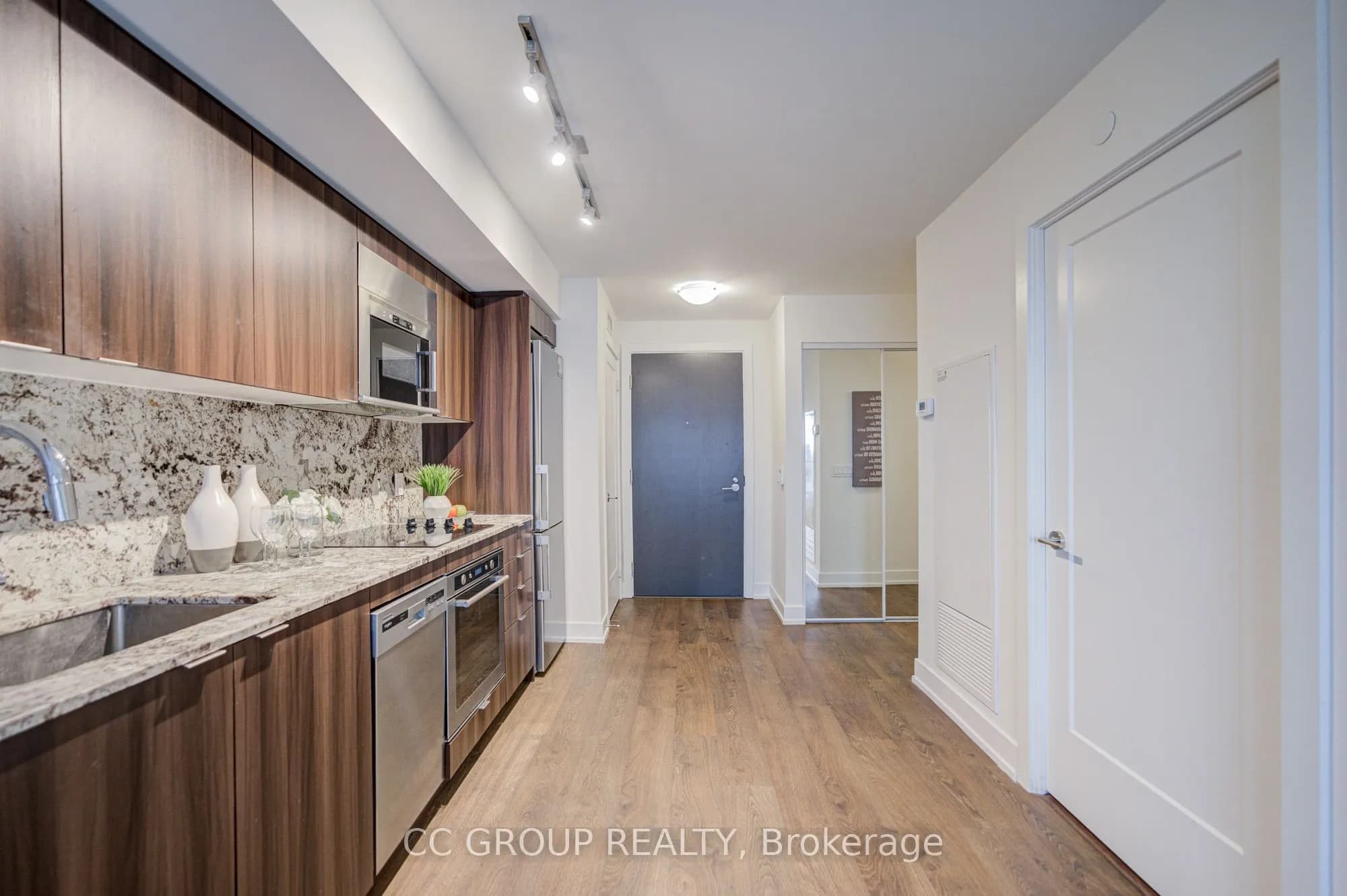 Condo Apartment 2 bedroom 1 bathroom at 5 Mabelle Avenue in Toronto - MLS# W12584566