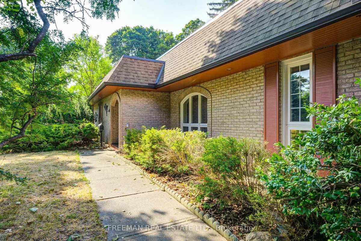 Detached 5 bedroom 4 bathroom at 1528 Knareswood Drive in Mississauga - MLS# W12588322