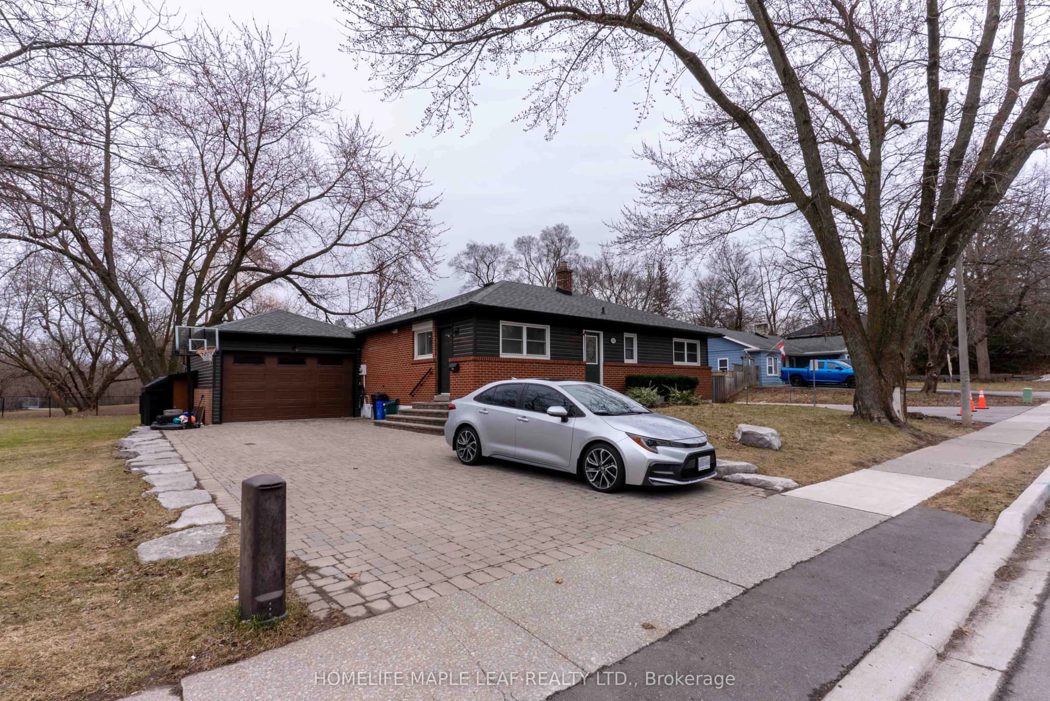 Detached 5 bedroom 4 bathroom at 292 Woodward Avenue in Milton - MLS# W12597616