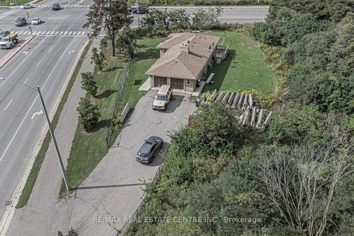 Detached 5 bedroom 3 bathroom at 3024 Countryside Drive in Brampton - MLS# W8043120