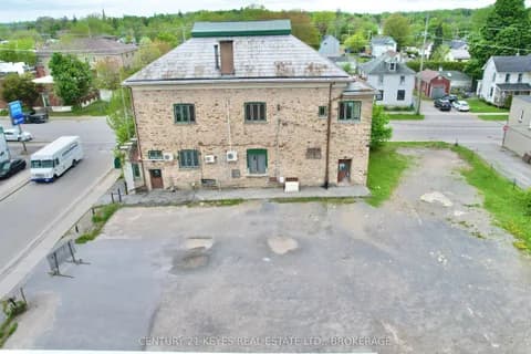 Detached 3 bathroom at 100 Garden Street in Gananoque - MLS# X12480171