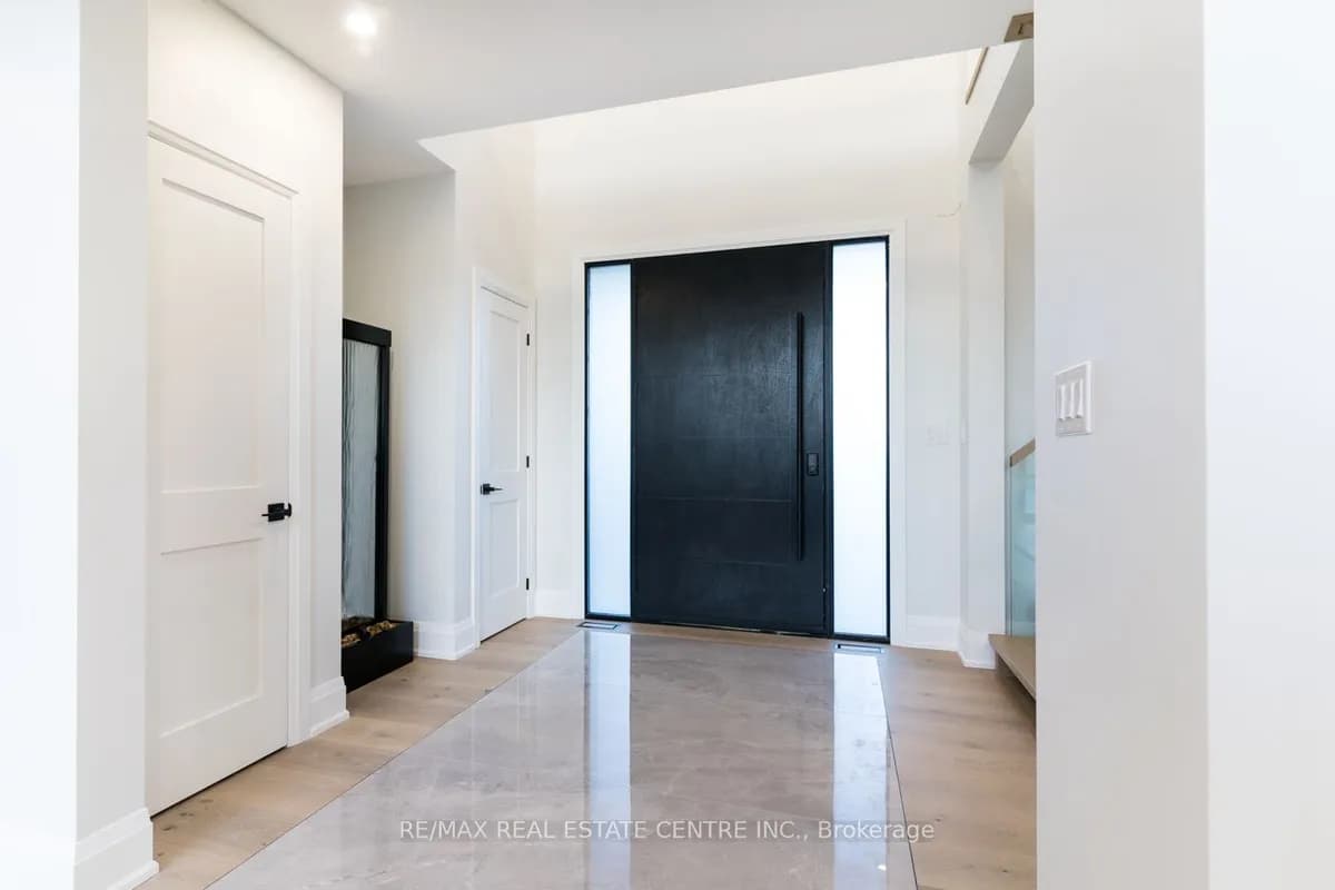 Detached 7 bedroom 6 bathroom at 256 Mountain Road in Grimsby - MLS# X12527378