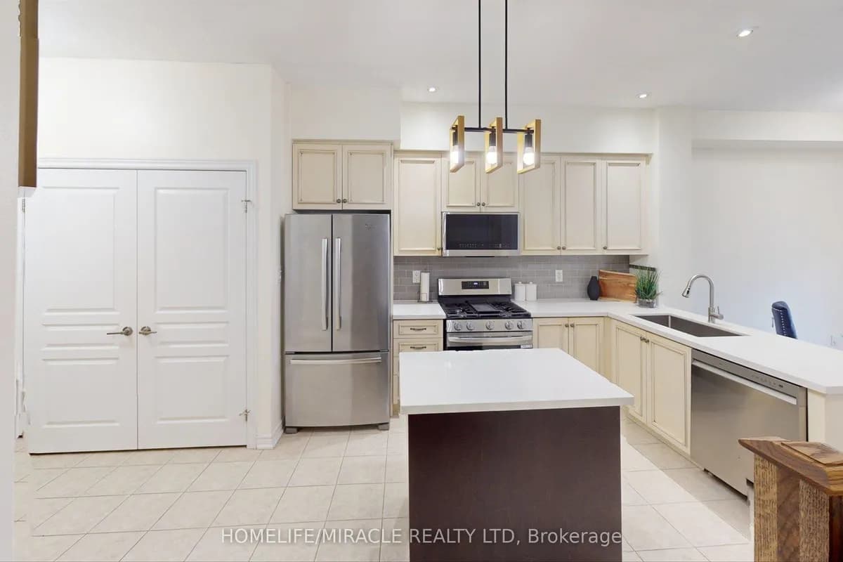 Att/Row/Townhouse 3 bedroom 3 bathroom at 515 Winston Road in Grimsby - MLS# X12540832