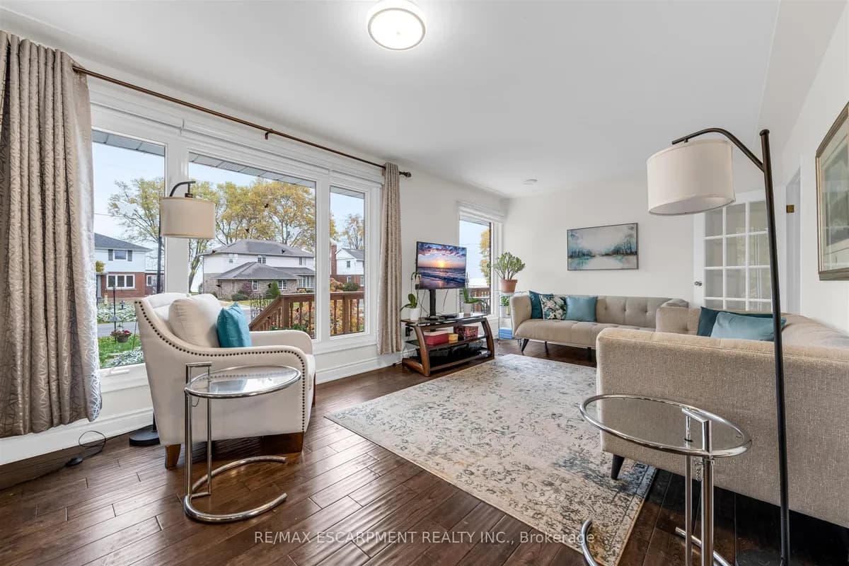 Detached 4 bedroom 3 bathroom at 21 Lakeside Drive in Grimsby - MLS# X12557578