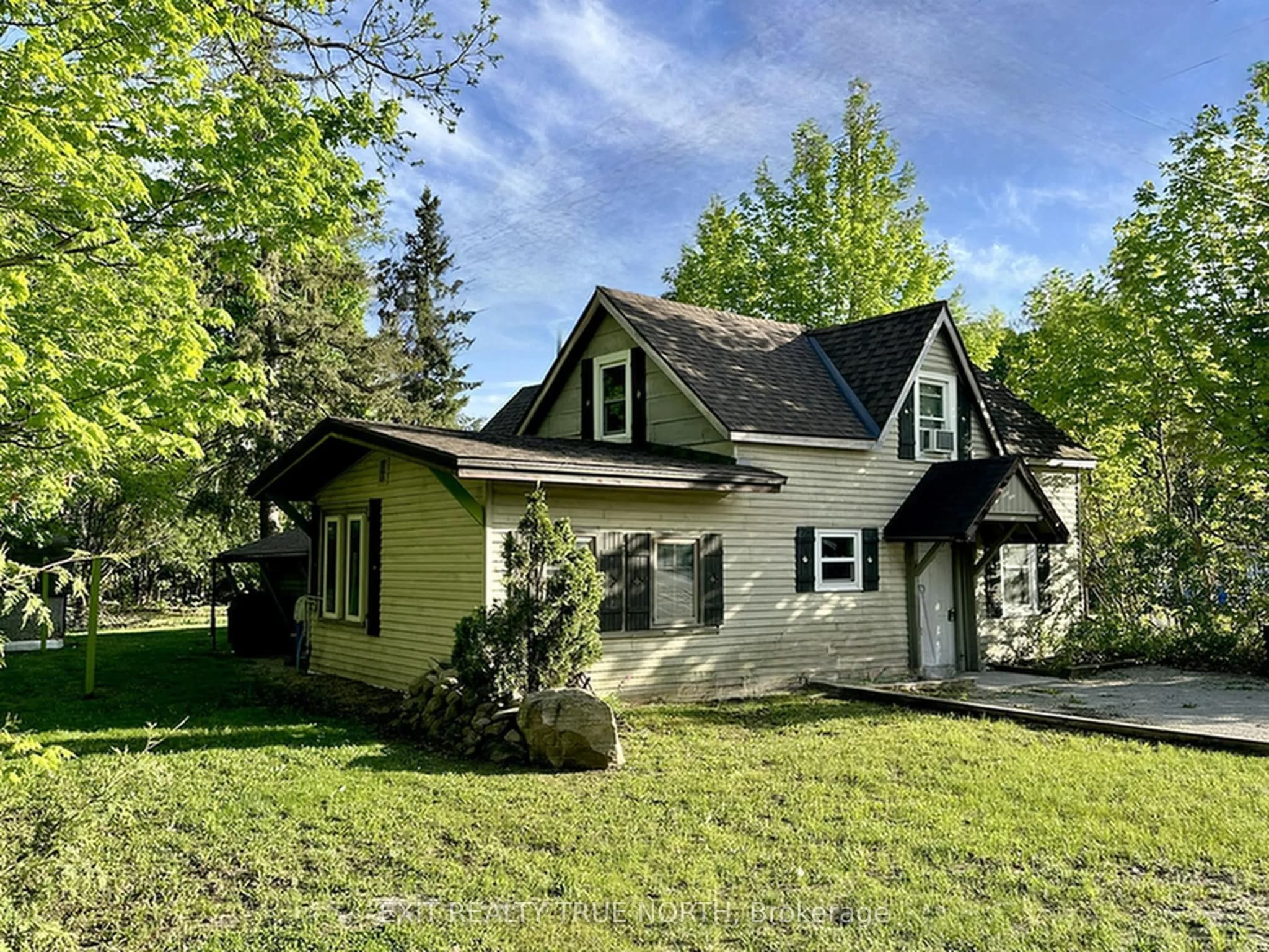 Fourplex 5 bedroom 4 bathroom at 211 Bishop Street in Gravenhurst - MLS# X12566518