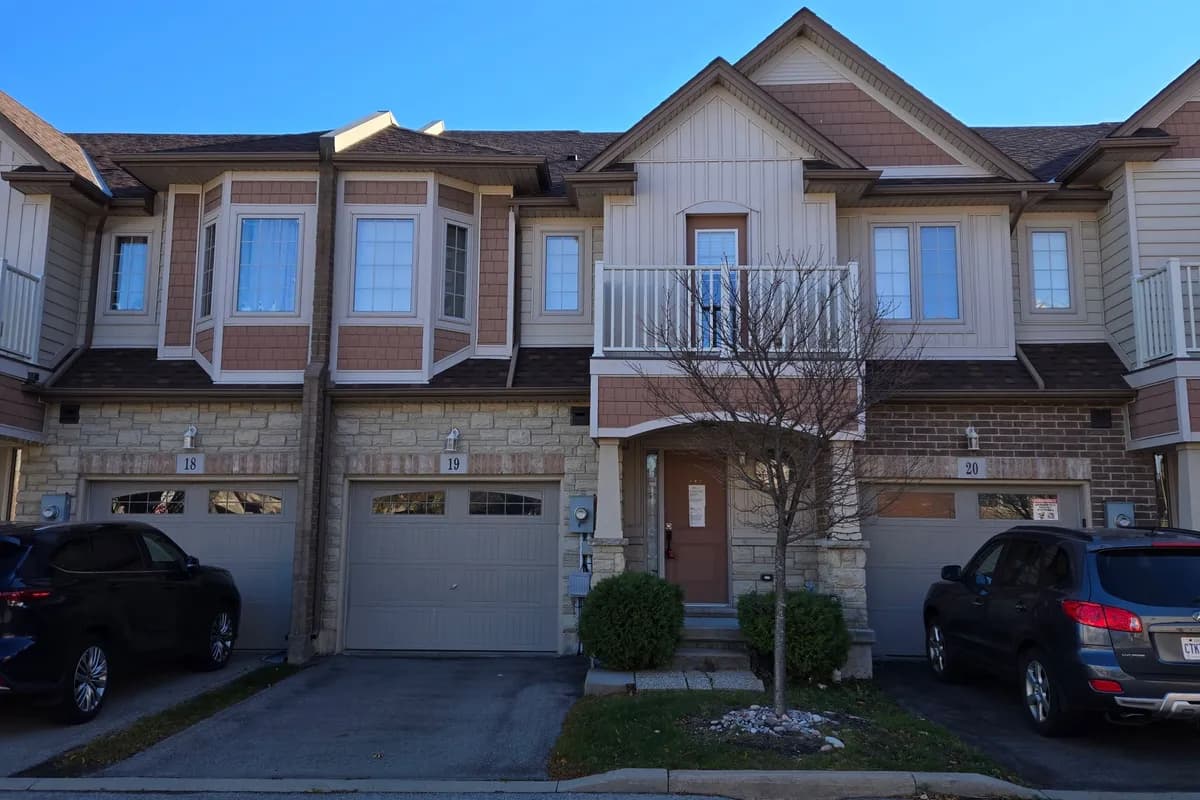 Att/Row/Townhouse 3 bedroom 3 bathroom at 7 Lakelawn Road in Grimsby - MLS# X12585894